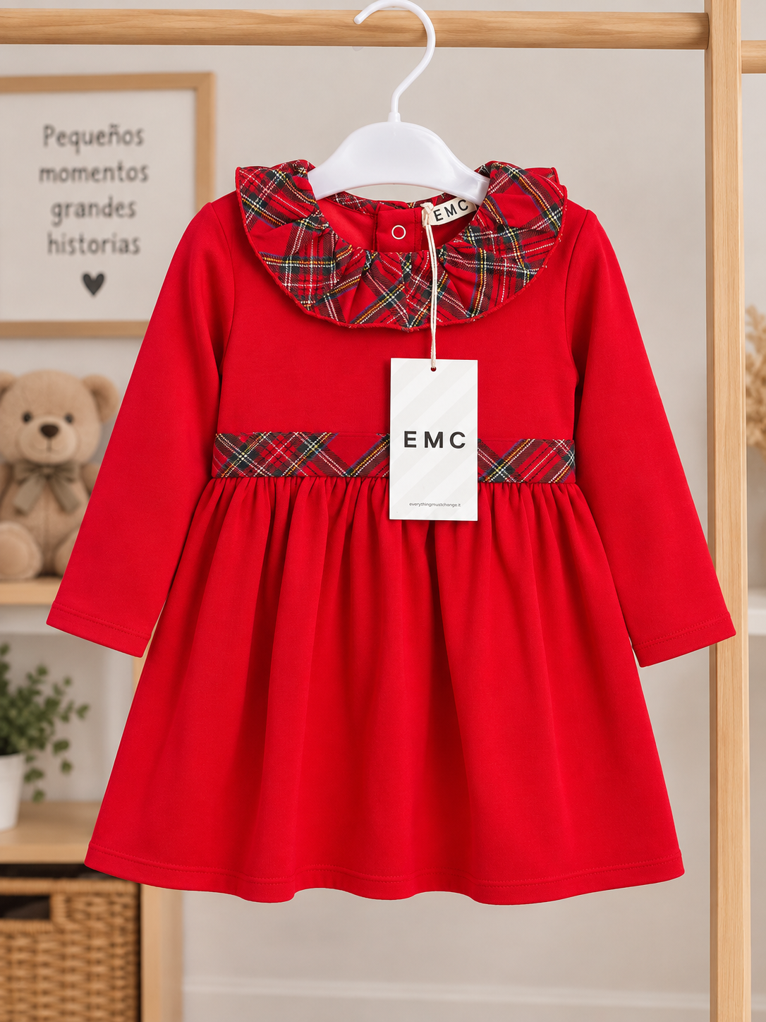 Vestido Rojo con Cuello de Cuadros Escoceses